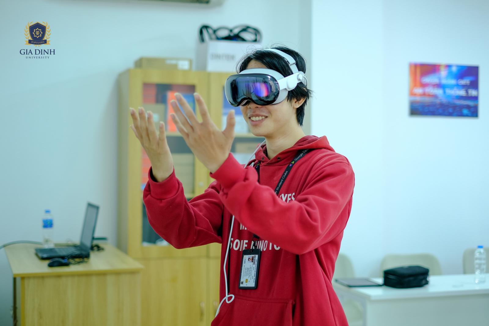 Sinh viên lập kế hoạch chi tiêu tài chính cho việc học CNTT