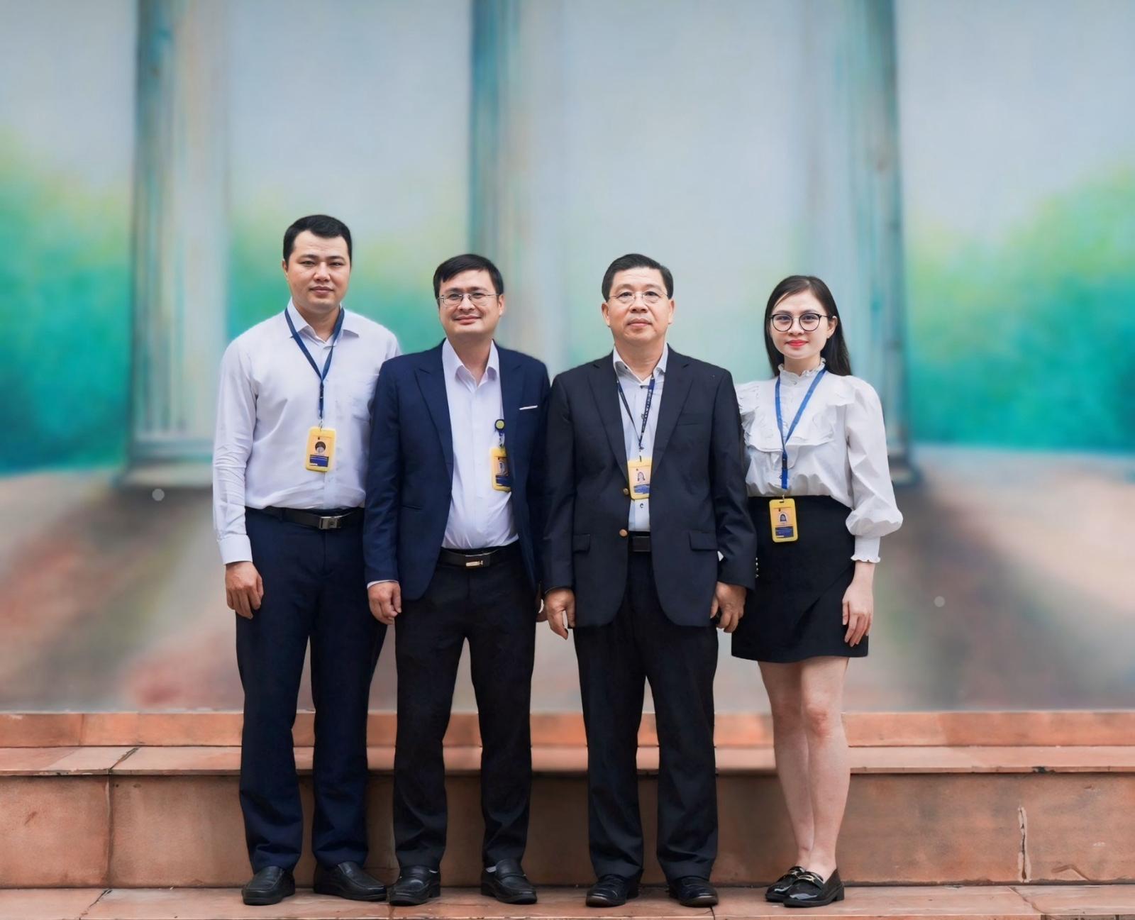 Sinh viên nghiên cứu chương trình đào tạo để lập kế hoạch học tập