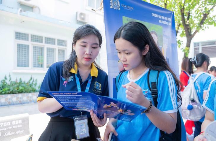 Sinh viên nhận giấy chứng nhận thực tập tốt nghiệp, đánh dấu sự hoàn thành một giai đoạn quan trọng trong quá trình học tập