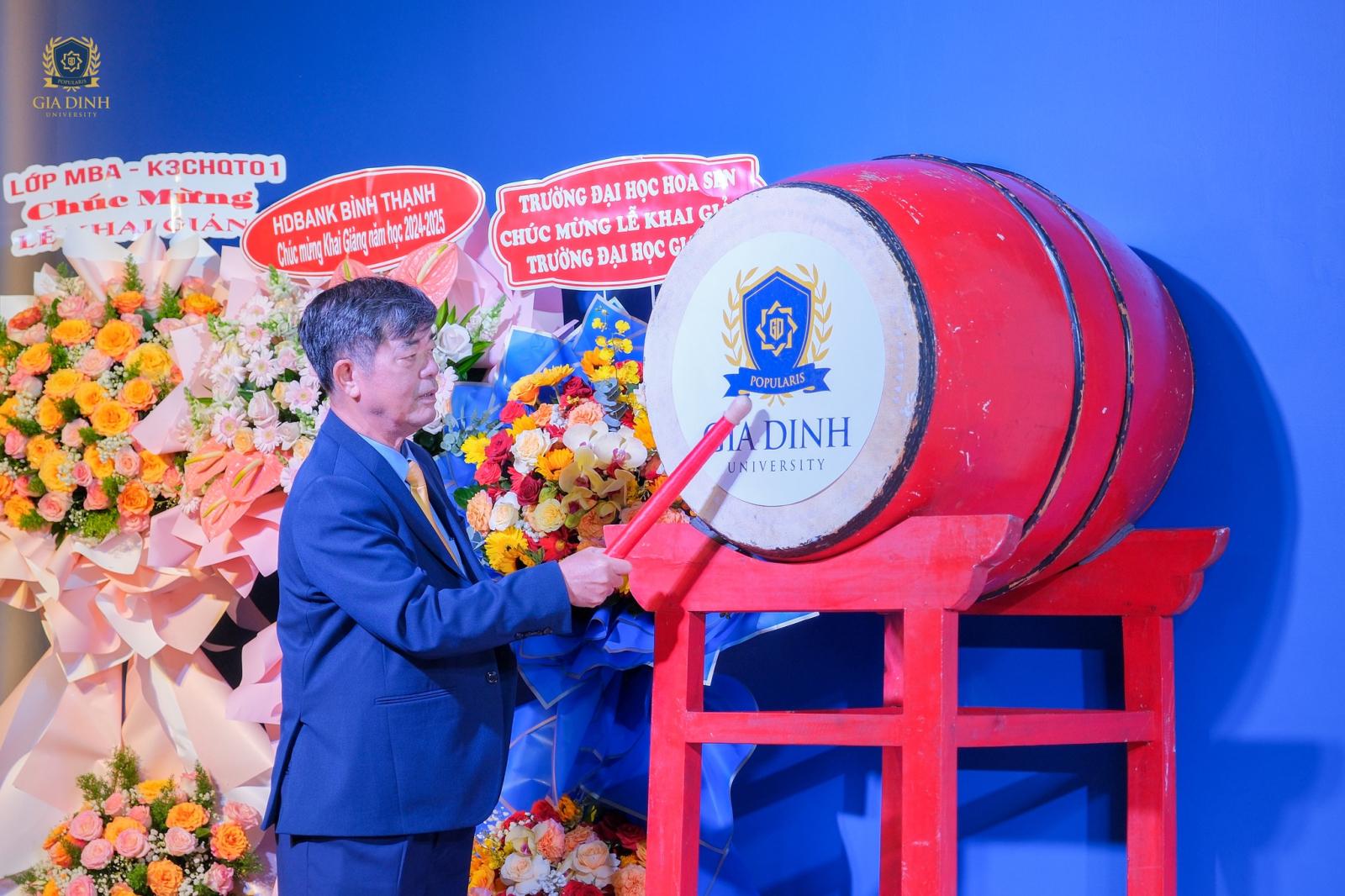 Sinh viên nhận học bổng từ đại diện trường đại học trong buổi lễ trao thưởng