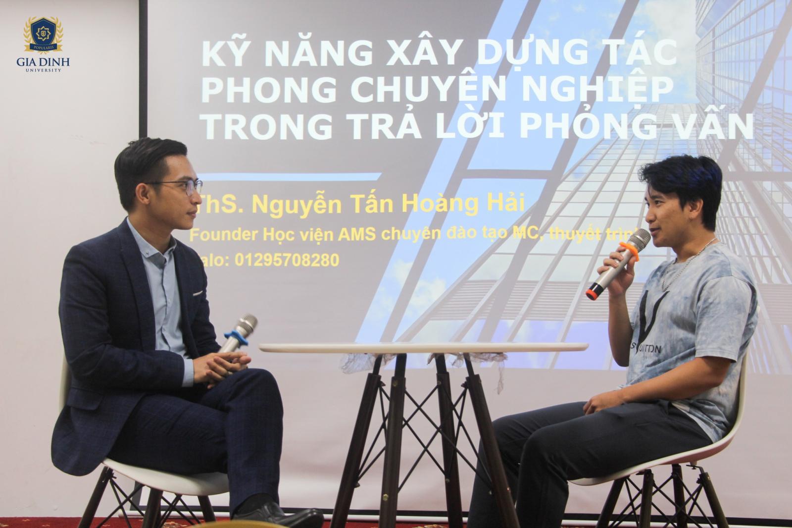 Sinh viên tham gia phỏng vấn xét tuyển đại học