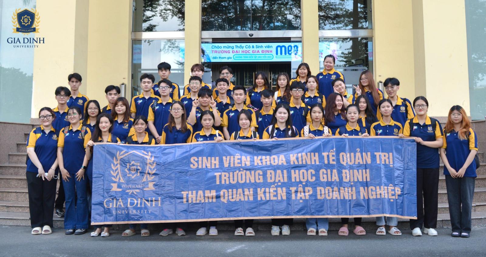 Sinh viên sắp tốt nghiệp kết nối với cựu sinh viên tại buổi giao lưu