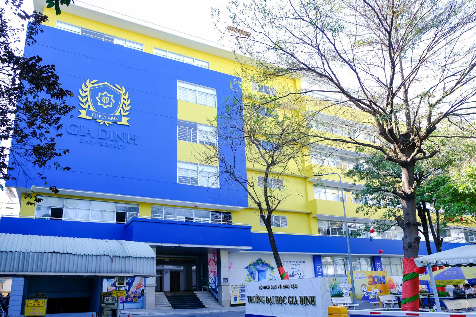 Sinh viên tập trung cao độ vào học tập và nghiên cứu tại thư viện