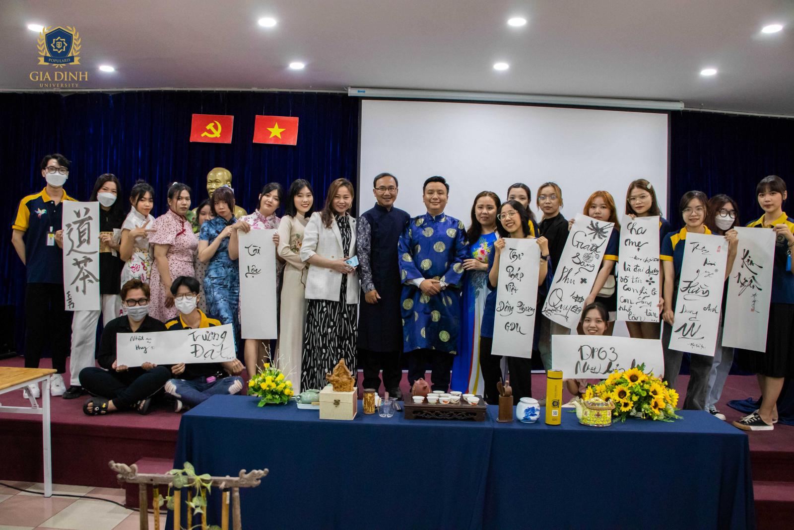 Sinh viên tham gia giao lưu văn nghệ trong chương trình cựu sinh viên