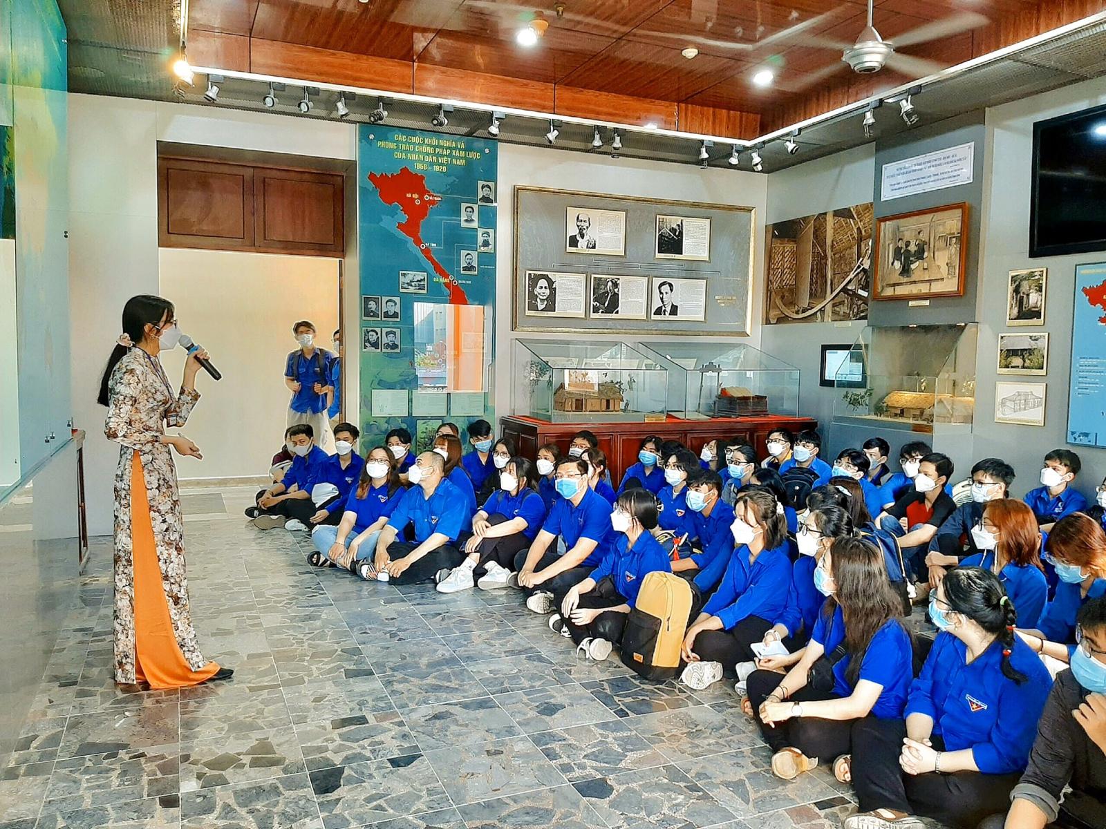 Sinh viên chăm chú lắng nghe trong một hội thảo do câu lạc bộ học thuật tổ chức