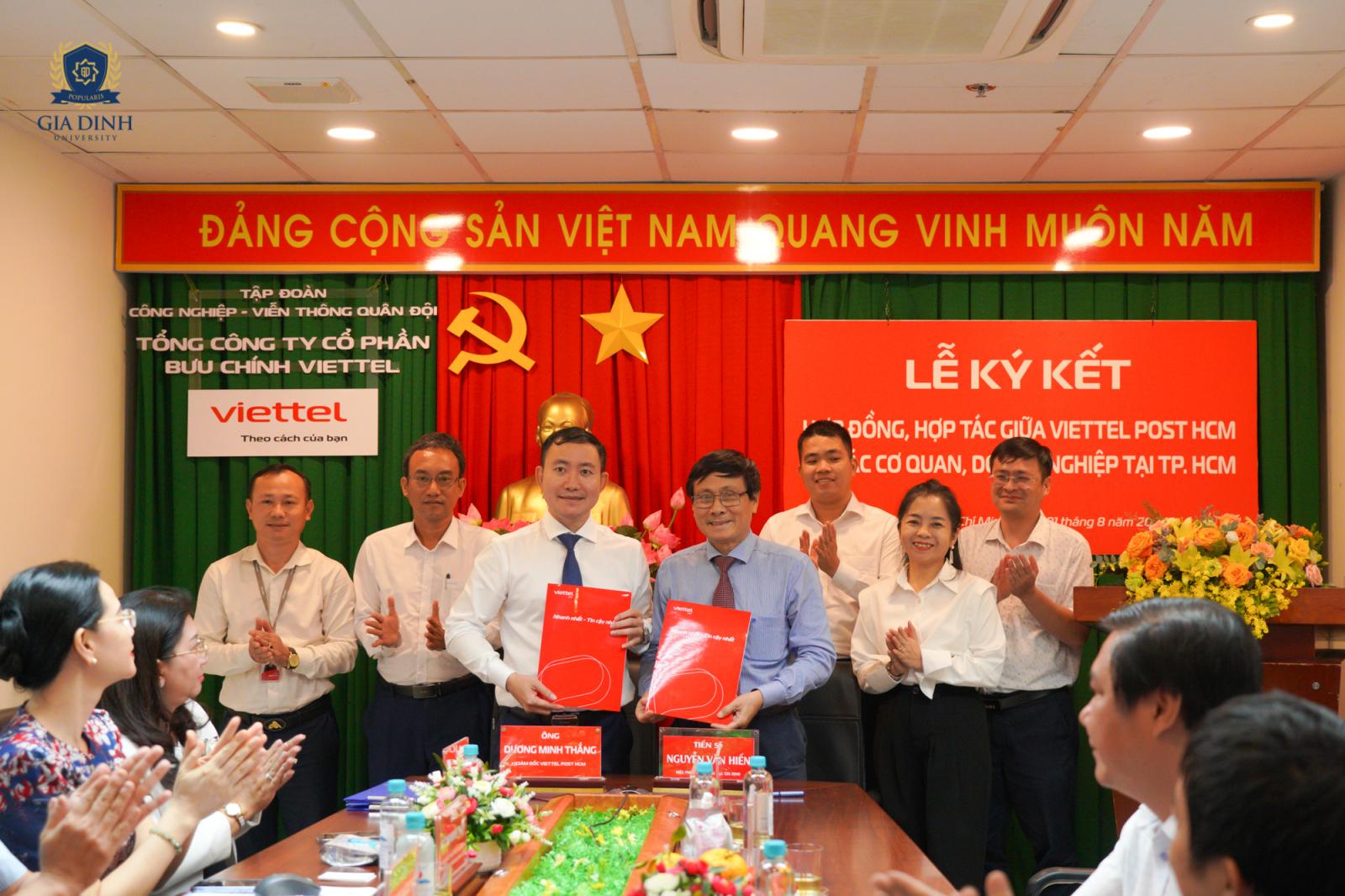 Sinh viên thảo luận về dự án gắn với doanh nghiệp trong phòng họp