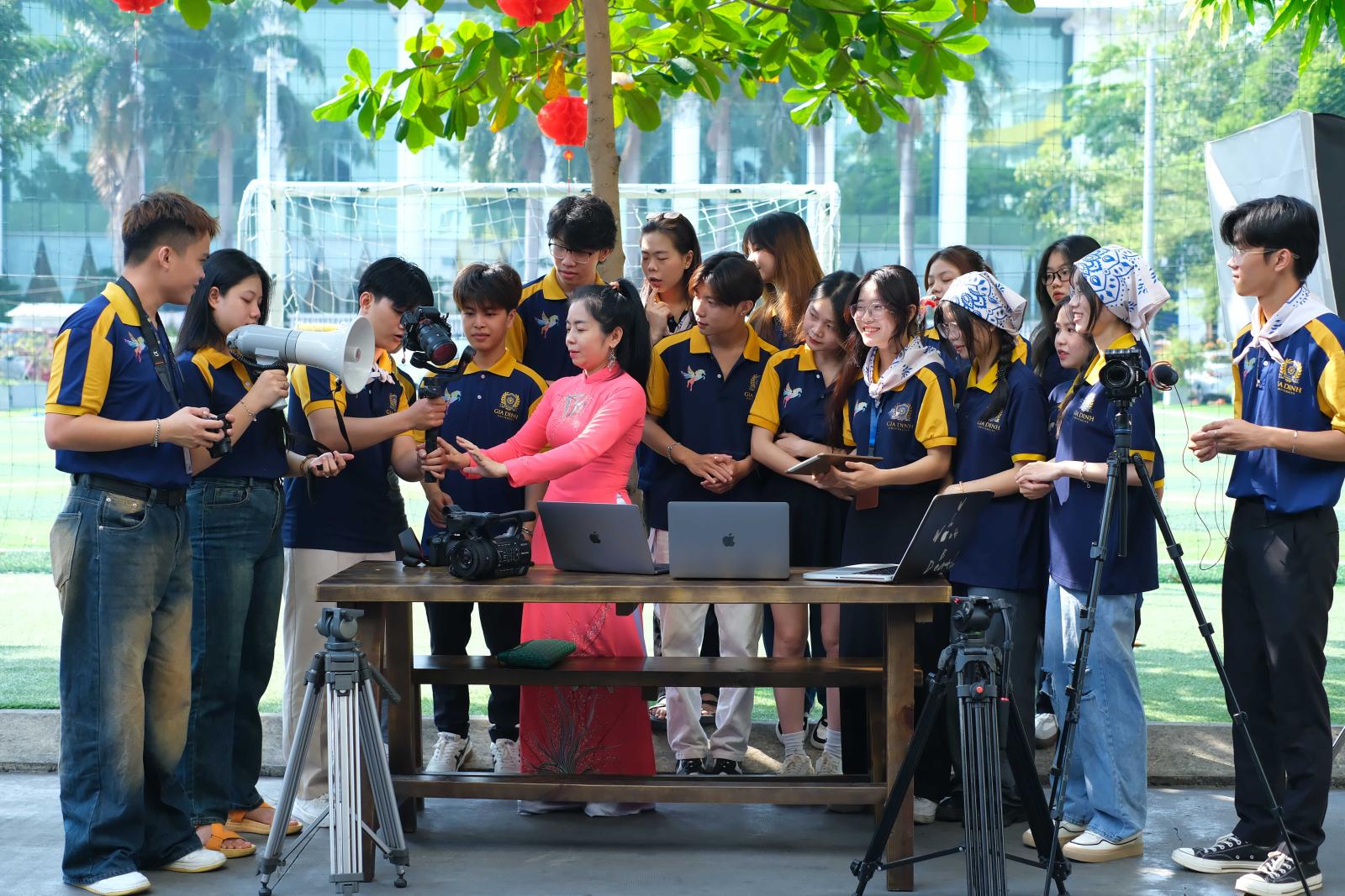 sinh-vien-su-dung-ung-dung-theo-doi-tien-do-do-an