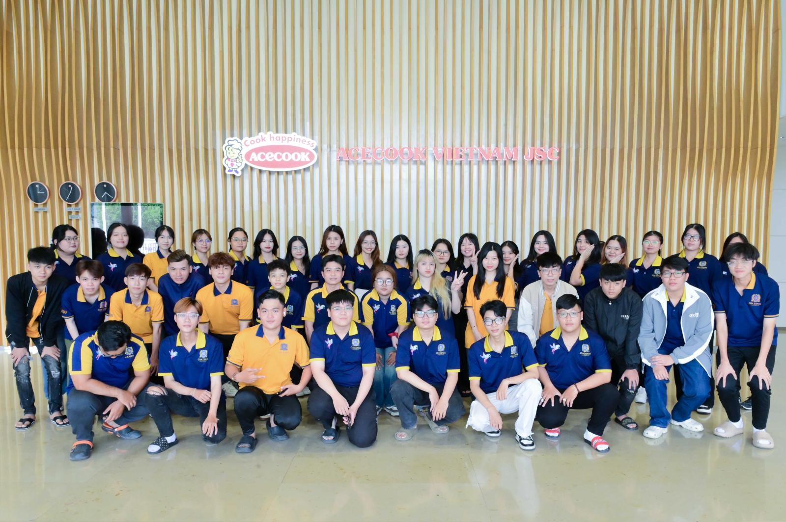Sinh viên thực hành nghề nghiệp tại công ty, học hỏi kinh nghiệm từ chuyên gia