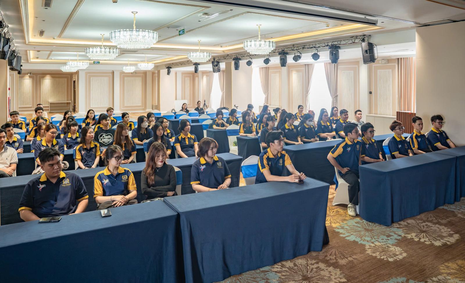 Sinh viên thực tập doanh nghiệp nhiệt tình học hỏi kinh nghiệm từ người hướng dẫn