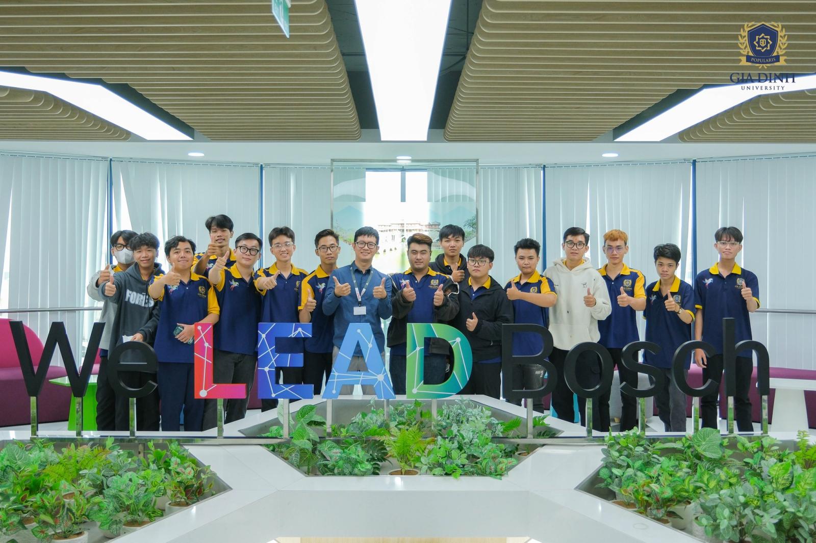 Sinh viên thực tập học hỏi kinh nghiệm từ đồng nghiệp, môi trường làm việc chuyên nghiệp