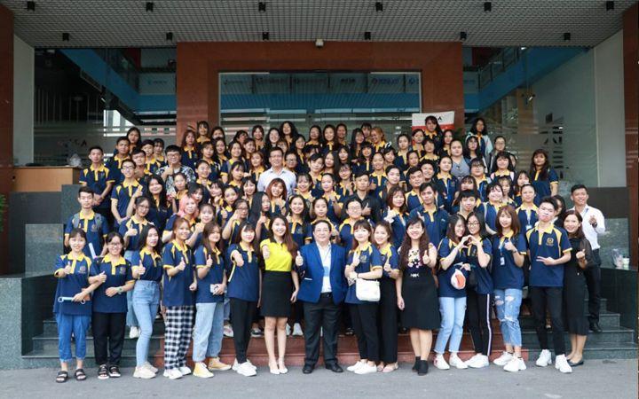 Sinh viên thực tập tại doanh nghiệp, áp dụng kiến thức vào thực tế, học hỏi kinh nghiệm.