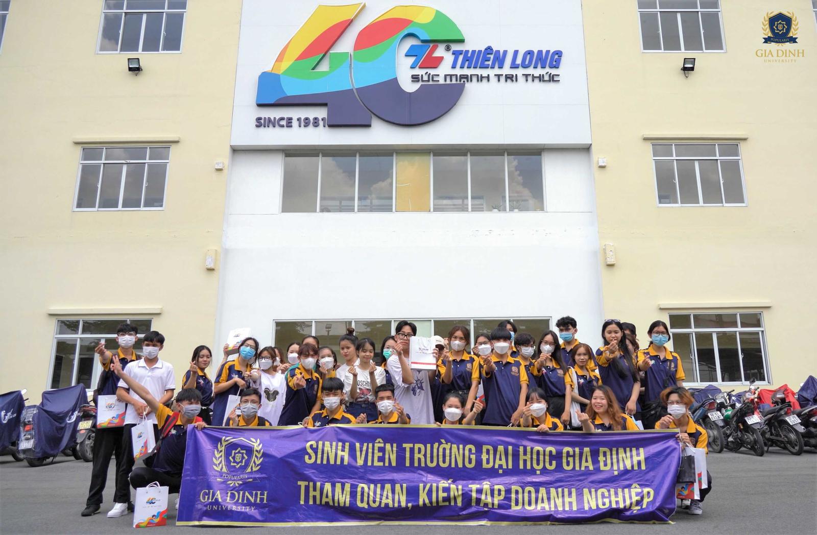 Sinh viên thực tập tại doanh nghiệp, áp dụng kiến thức vào thực tế và tích lũy kinh nghiệm.