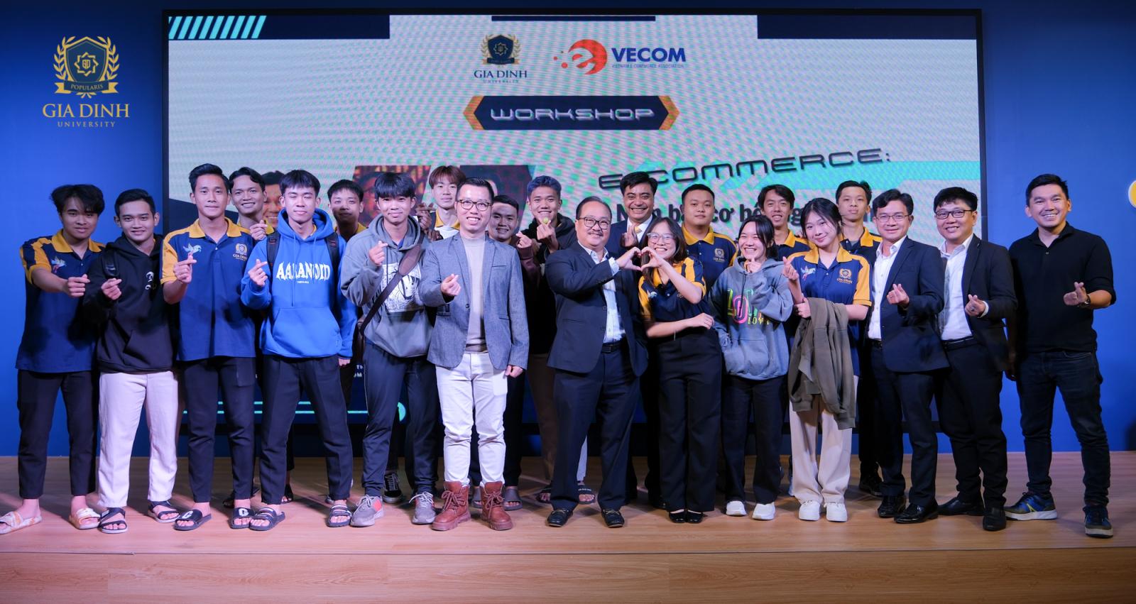 Sinh viên thực tập toàn thời gian tại công ty, tập trung cao độ vào công việc được giao
