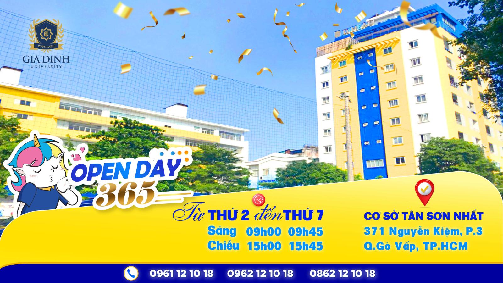 Chuyên gia tư vấn hướng nghiệp đang trò chuyện với sinh viên