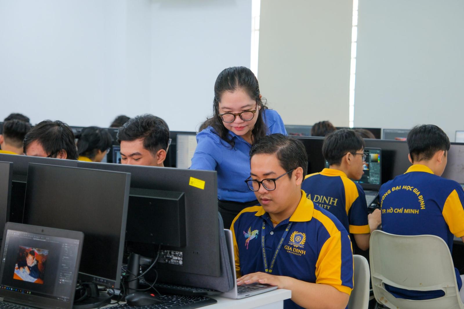 Các ví dụ thực tế về ứng dụng của CNTT và Kỹ thuật phần mềm trong các lĩnh vực khác nhau.