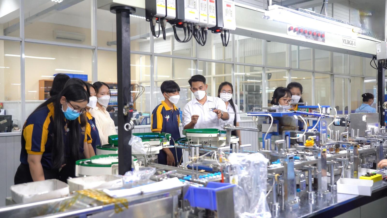 Ví dụ về kiến thức nền tảng cần thiết trong các lĩnh vực khác nhau