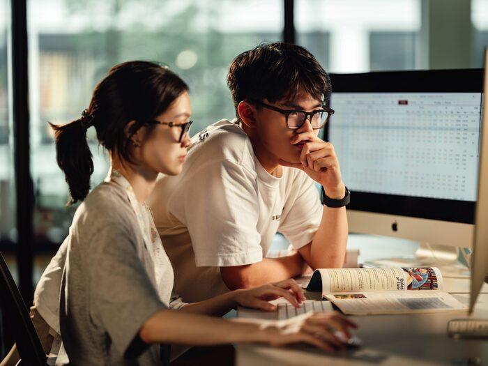 Hình ảnh minh họa các vị trí công việc phổ biến trong lĩnh vực khoa học dữ liệu, bao gồm nhà khoa học dữ liệu, kỹ sư học máy, nhà phân tích dữ liệu và kỹ sư dữ liệu.